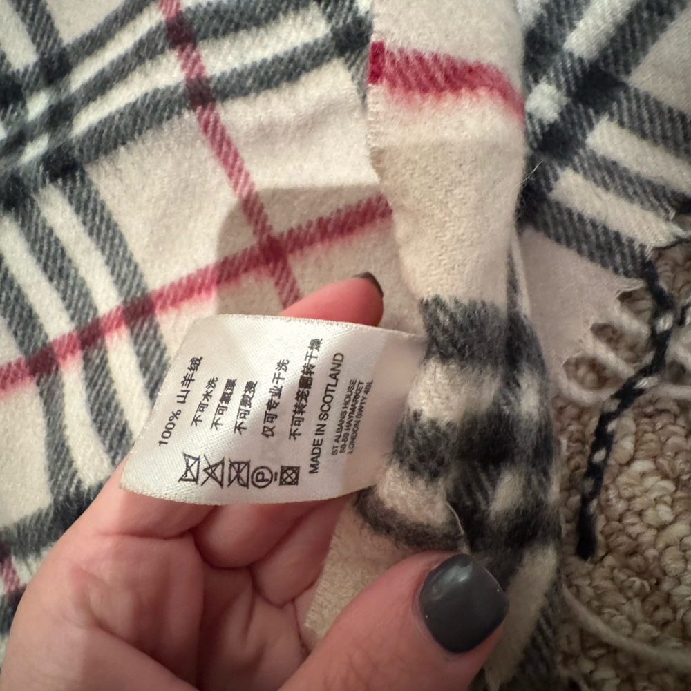 Burberry Classic Fringe 100% Cashmere Scarf - Picture 6 of 6
